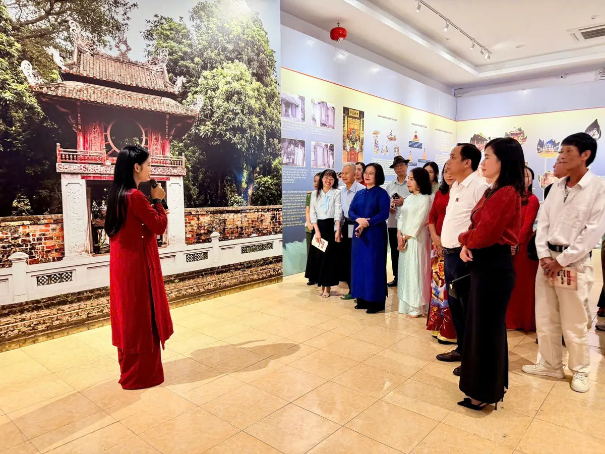 Trưng bày chuyên đề "Quốc Tử Giám Thăng Long với truyền thống hiếu học tỉnh Nghệ An"- Ảnh 2.