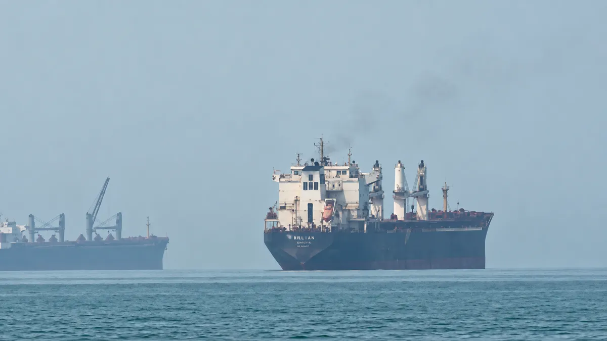H&agrave;ng loạt t&agrave;u bị tấn c&ocirc;ng tại eo biển Hormuz- Ảnh 1.