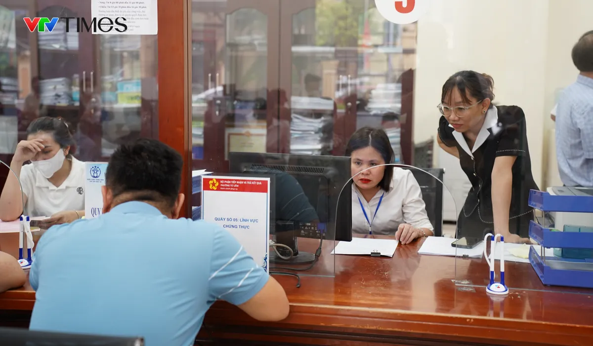 Thời gian làm hợp đồng có được cộng để xét tiếp nhận công chức? - Ảnh 1.