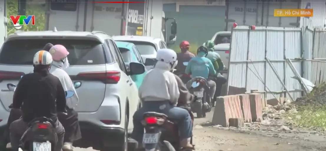 Kẹt xe Quốc lộ 1A do thi c&ocirc;ng đường v&agrave;nh đai  - Ảnh 2.