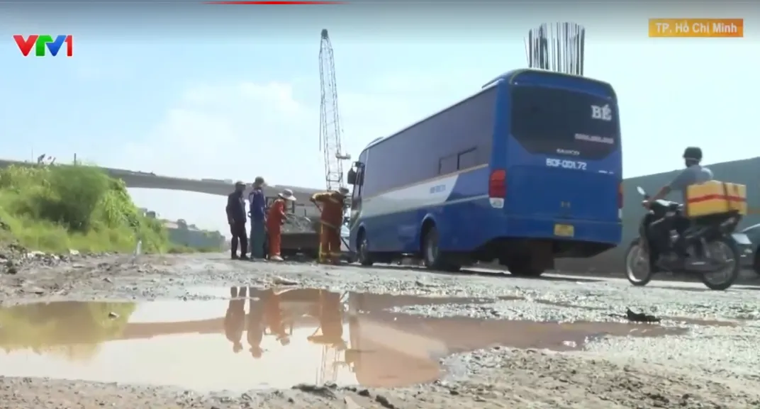 Kẹt xe Quốc lộ 1A do thi c&ocirc;ng đường v&agrave;nh đai  - Ảnh 3.
