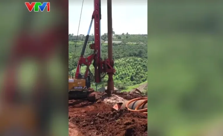 Kẹt xe Quốc lộ 1A do thi c&ocirc;ng đường v&agrave;nh đai  - Ảnh 4.