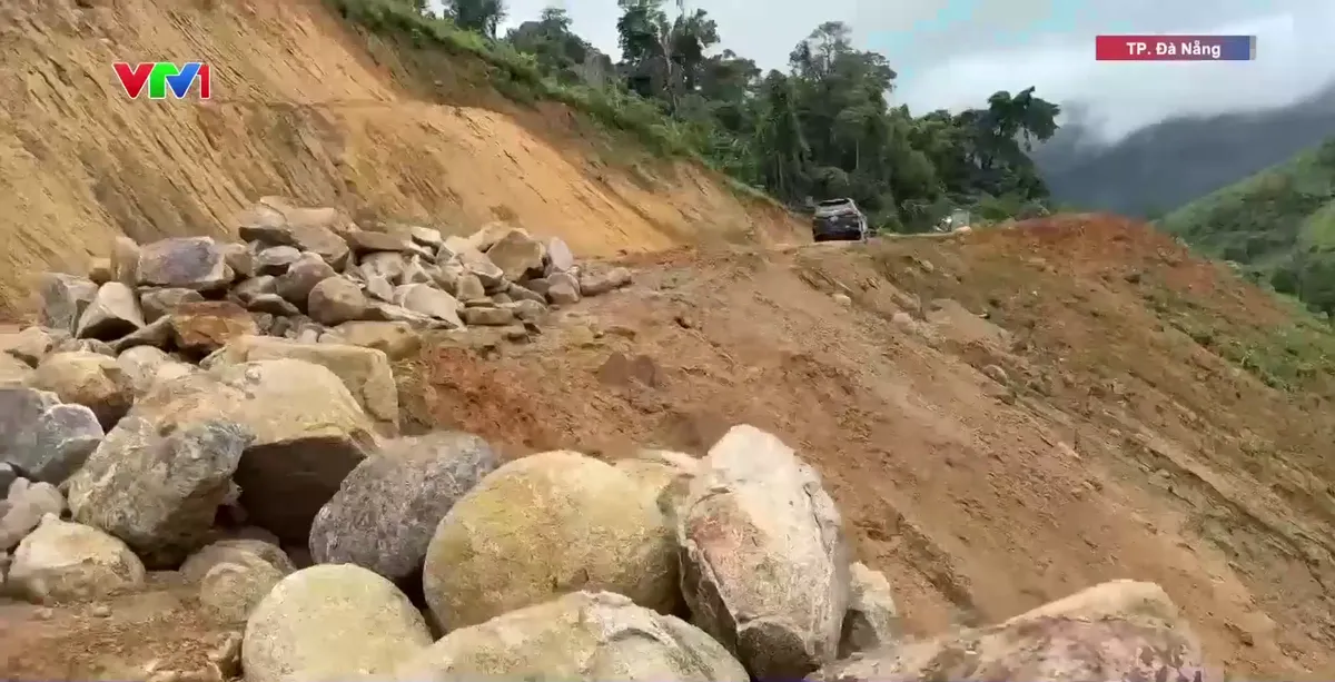 Chủ động khắc phục sạt lở, bảo đảm giao th&ocirc;ng l&ecirc;n v&ugrave;ng bi&ecirc;n giới Đ&agrave; Nẵng - Ảnh 2.