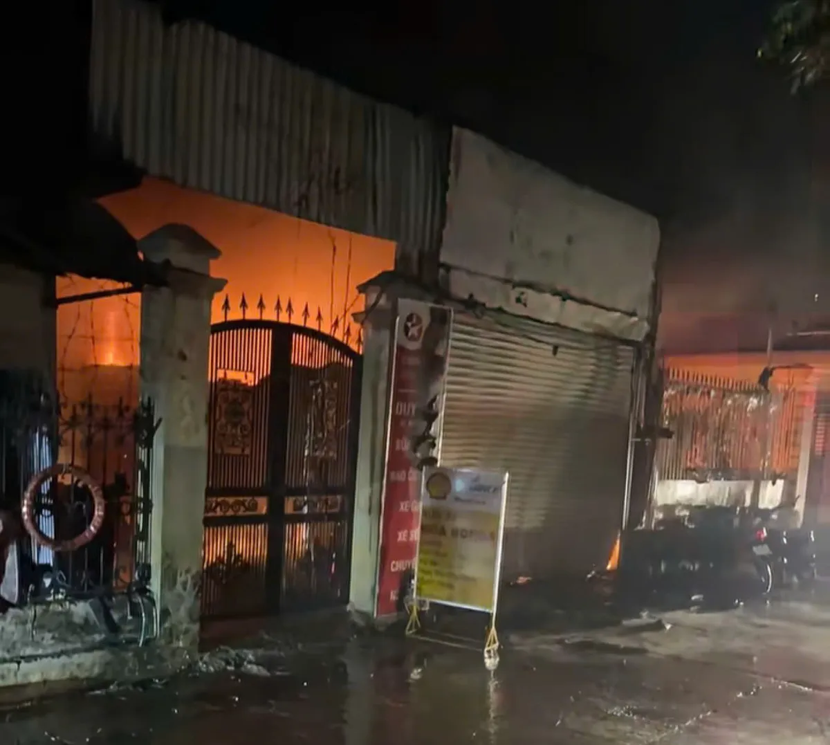Hai người nghi mắc kẹt trong đám cháy ở Hà Nội- Ảnh 1.