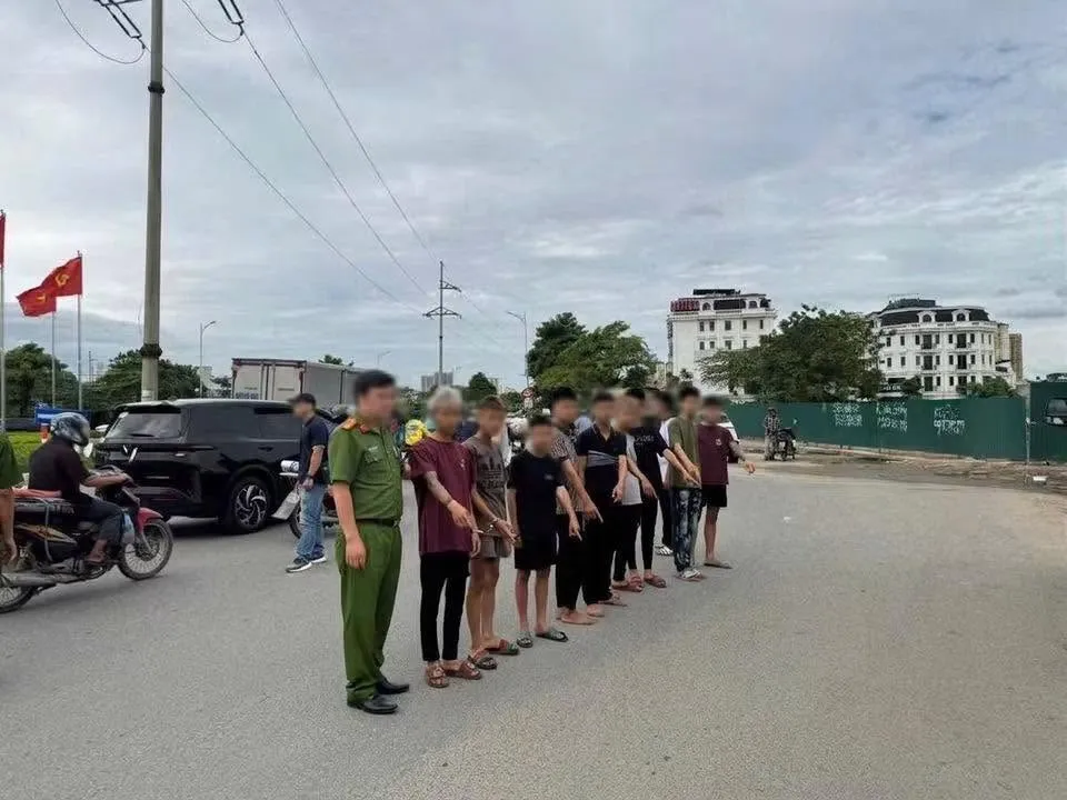 Khởi tố, bắt giữ 7 thanh thiếu niên ném chai bia khiến người đi đường bị thương - Ảnh 1.