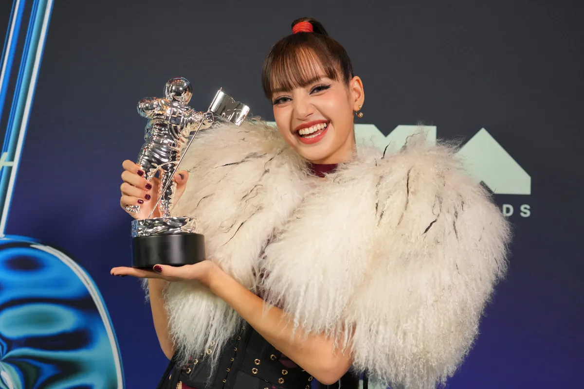 Lisa (BLACKPINK) thừa nhận cảm thấy cô đơn khi hoạt động solo - Ảnh 4.