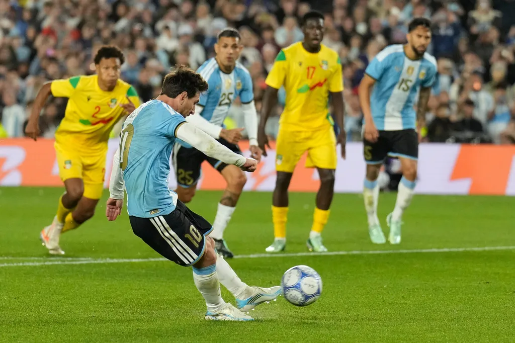 Messi rực sáng trong trận đấu chia tay ĐT Argentina- Ảnh 4.