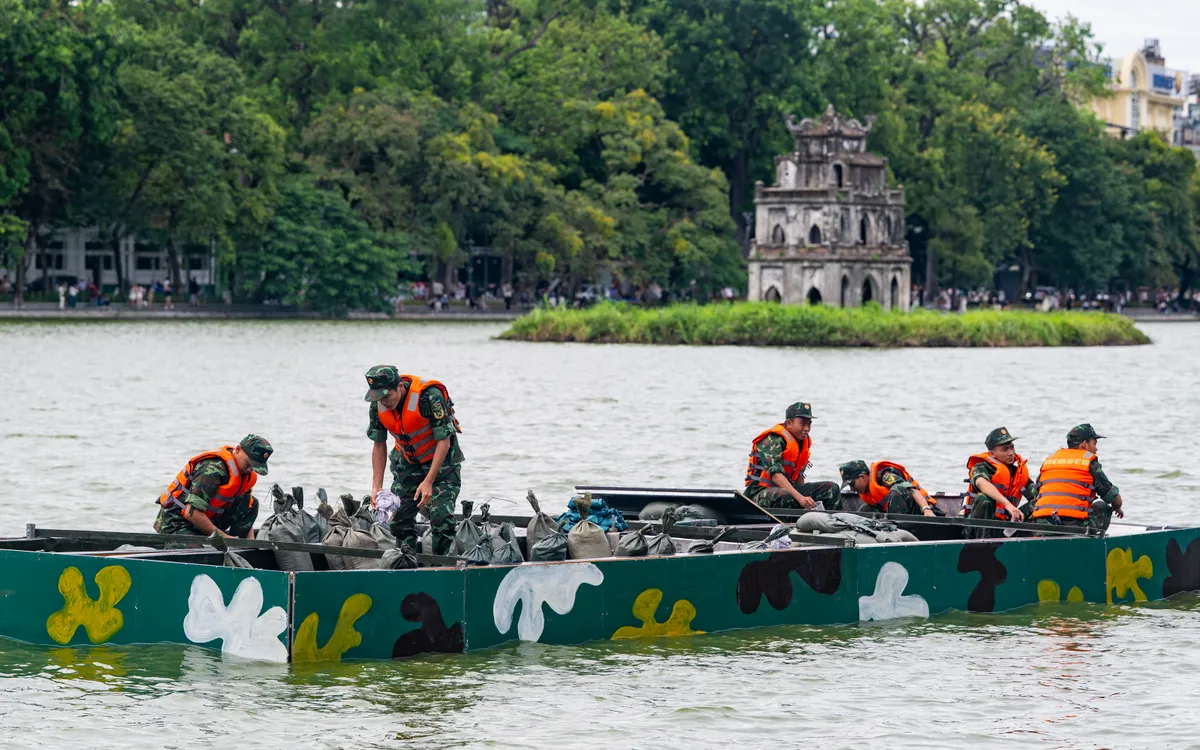 Cán bộ, chiến sĩ tập trung lắp đặt, gia cố các bao cát trên hệ thống phao nổi tại Hồ Hoàn Kiếm nhằm đảm bảo độ an toàn và ổn định cho trận địa pháo hoa.