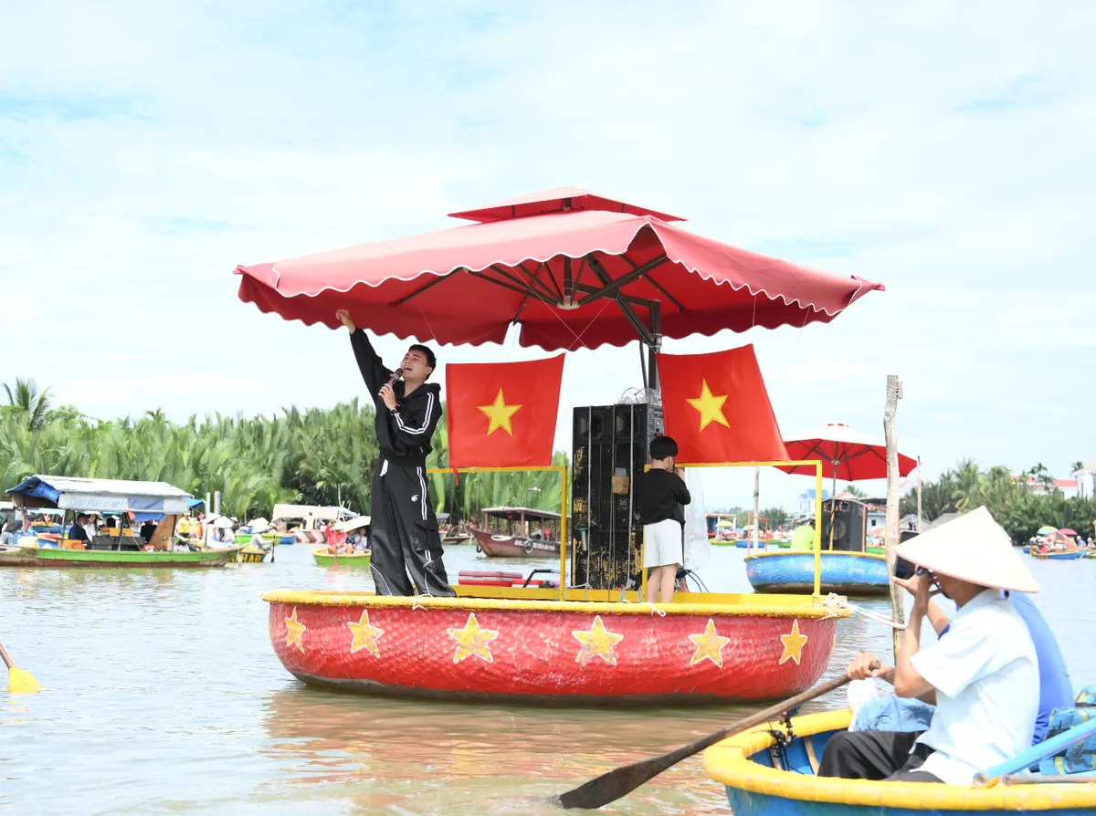 Bố ơi m&igrave;nh đi đ&acirc;u thế: Huy R h&aacute;t live 'Anh thanh ni&ecirc;n' tr&ecirc;n thuyền th&uacute;ng- Ảnh 4.