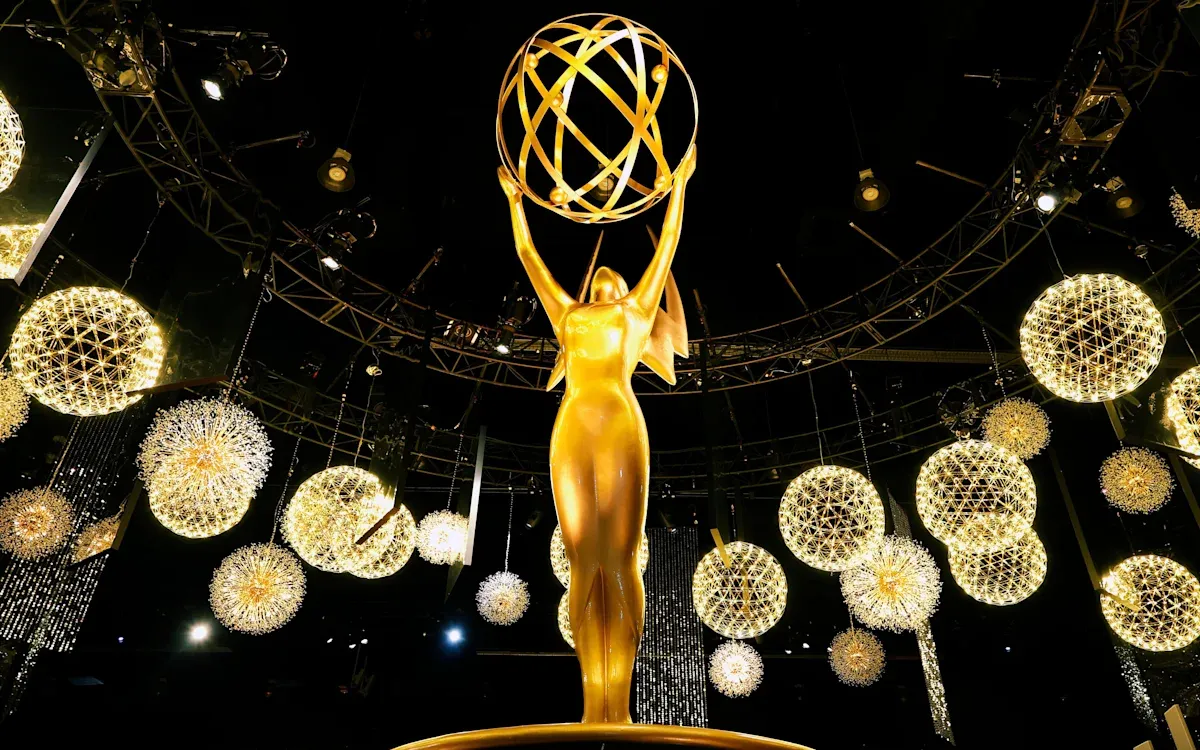Tượng vàng Emmy được trưng bày tại Nhà hát Peacock (Los Angeles) trước thềm Lễ trao giải Emmy lần thứ 78. Ảnh: Emmy Awards
