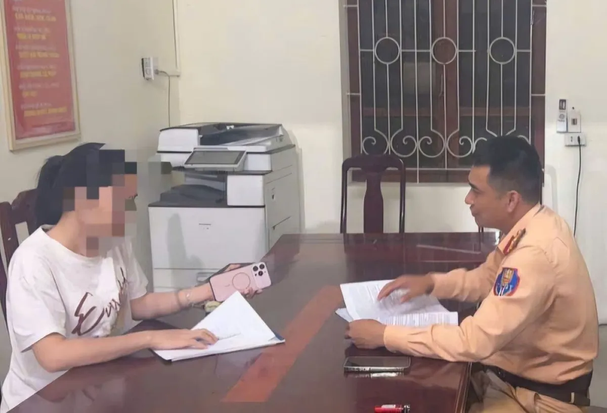 Đi ngược chiều, nữ tài xế ô tô đối diện mức phạt tới 20 triệu đồng, trừ 4 điểm GPLX - Ảnh 2.