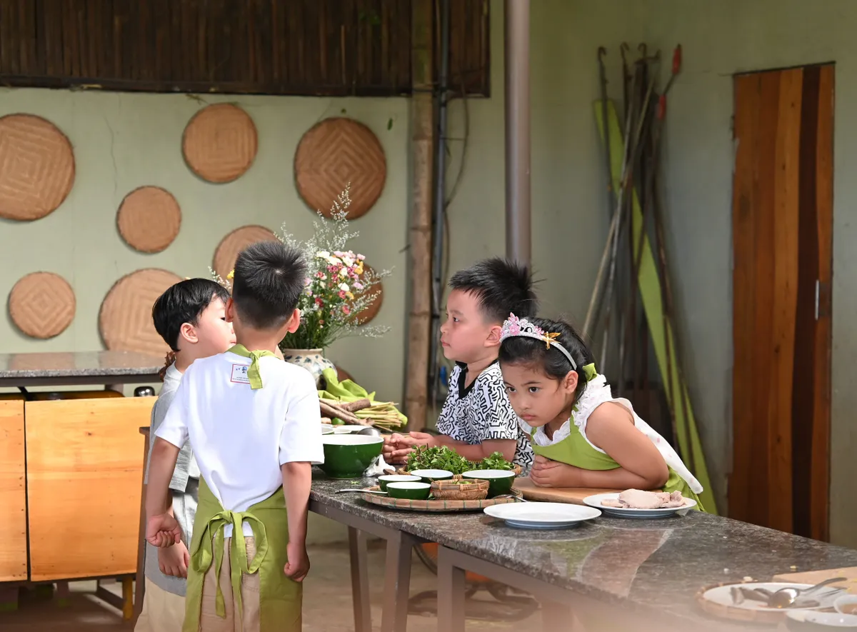 Bố ơi m&igrave;nh đi đ&acirc;u thế: Huy R h&aacute;t live 'Anh thanh ni&ecirc;n' tr&ecirc;n thuyền th&uacute;ng- Ảnh 5.