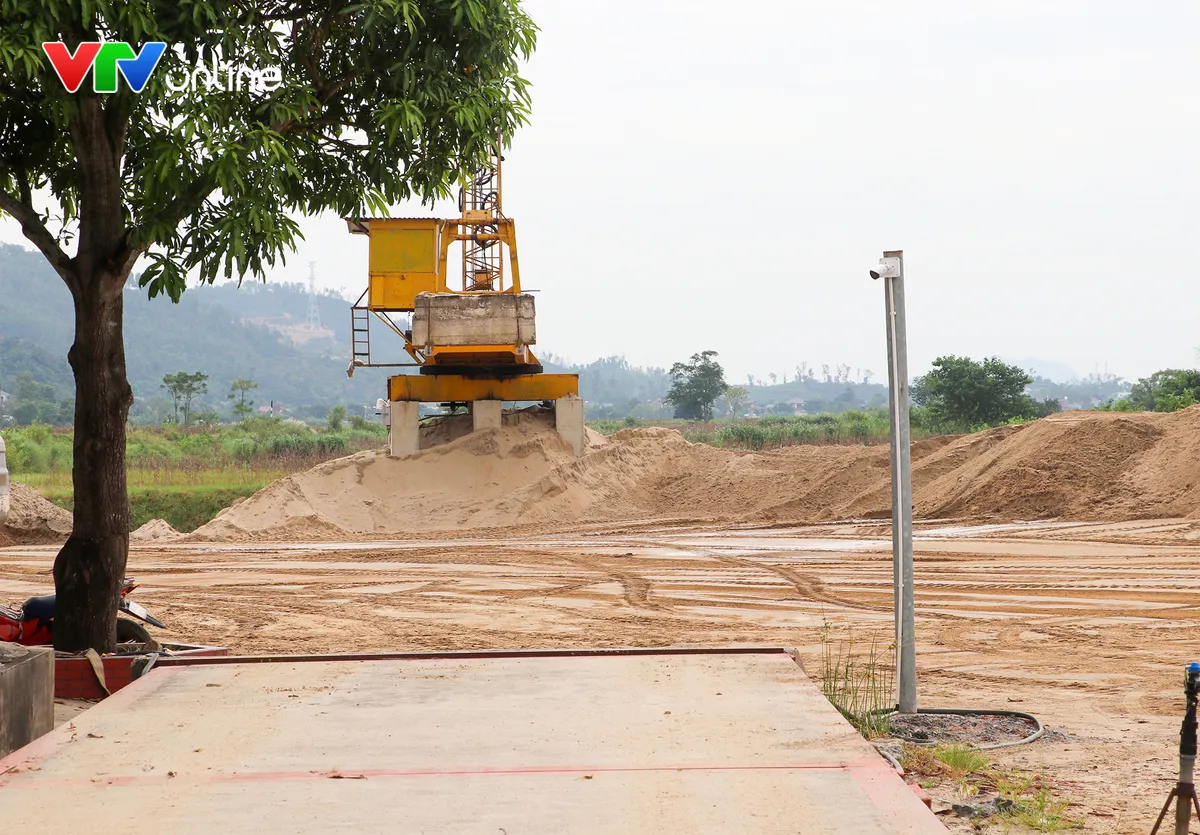 Chủ tịch UBND tỉnh Nghệ An kiểm tra hoạt động khai thác cát, yêu cầu 9 mỏ tạm dừng hoạt động - Ảnh 1.