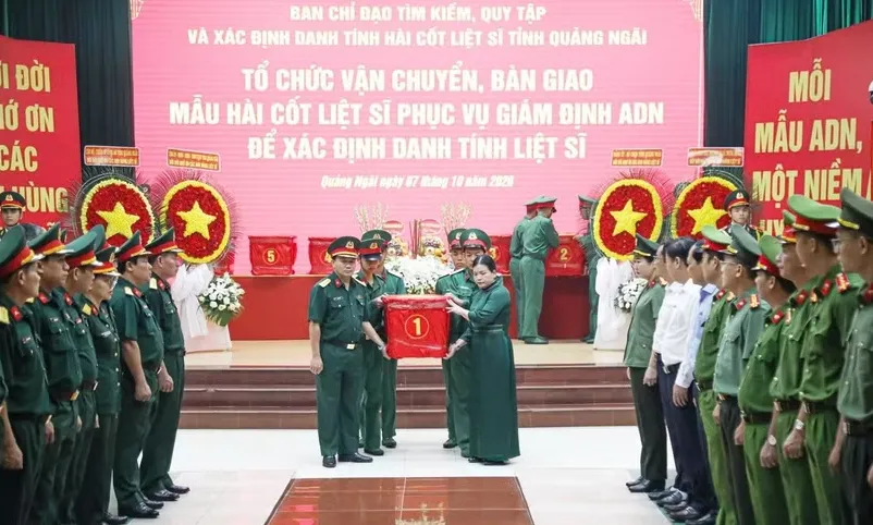 Quảng Ngãi hoàn thành bàn giao 4 đợt mẫu sinh phẩm hài cốt liệt sĩ - Ảnh 1.