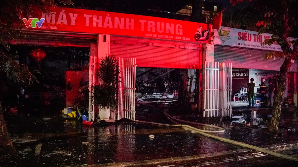 Nhiều xe máy bị thiêu rụi trong đám cháy ở Nguyễn Khánh Toàn (Hà Nội) - Ảnh 5.