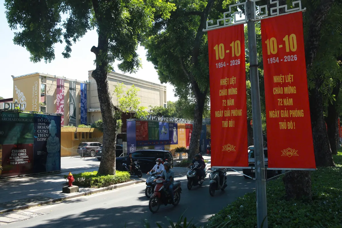 Hà Nội rực rỡ sắc đỏ cờ hoa kỷ niệm 72 năm Ngày Giải phóng Thủ đô - Ảnh 5.