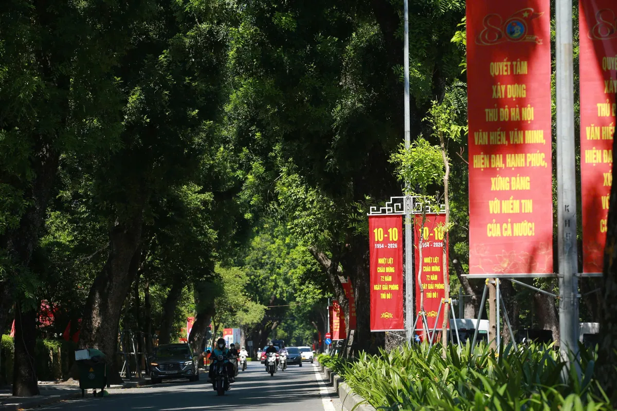 Hà Nội rực rỡ sắc đỏ cờ hoa kỷ niệm 72 năm Ngày Giải phóng Thủ đô - Ảnh 7.