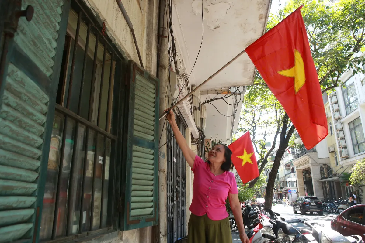 Hà Nội rực rỡ sắc đỏ cờ hoa kỷ niệm 72 năm Ngày Giải phóng Thủ đô - Ảnh 4.