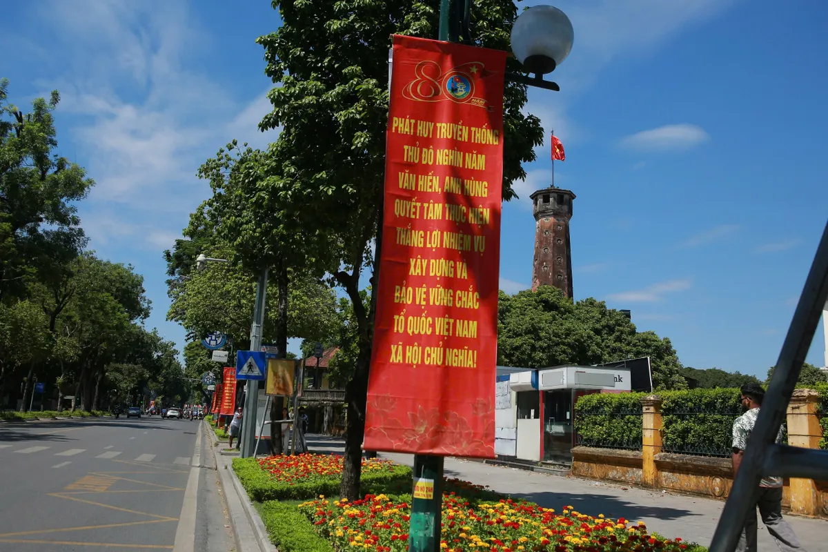 Hà Nội rực rỡ sắc đỏ cờ hoa kỷ niệm 72 năm Ngày Giải phóng Thủ đô - Ảnh 6.