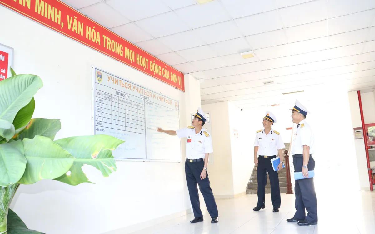 Đoàn kiểm tra xây dựng nền nếp chính quy tại Tiểu đoàn 1.
