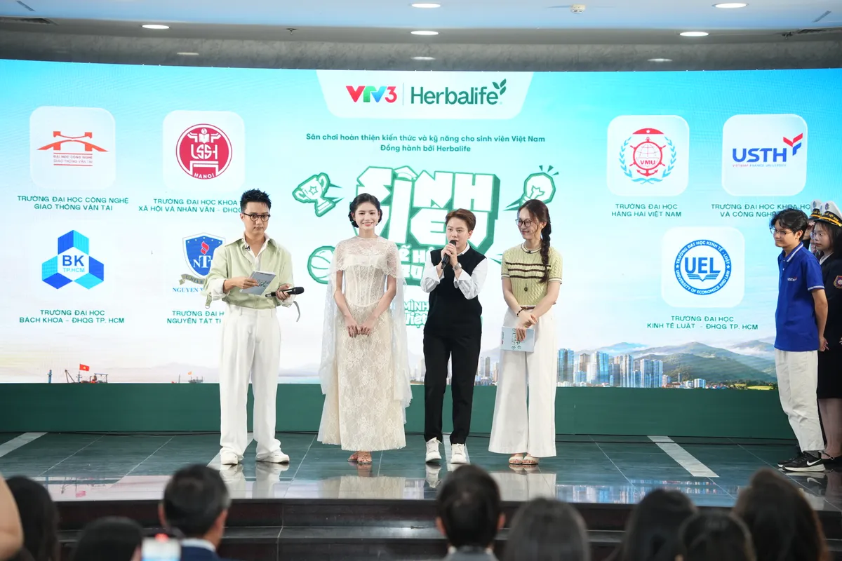 "Sinh vi&ecirc;n thế hệ mới" trở lại: Khi Gen Z kh&ocirc;ng chỉ nghĩ, m&agrave; phải l&agrave;m  - Ảnh 2.