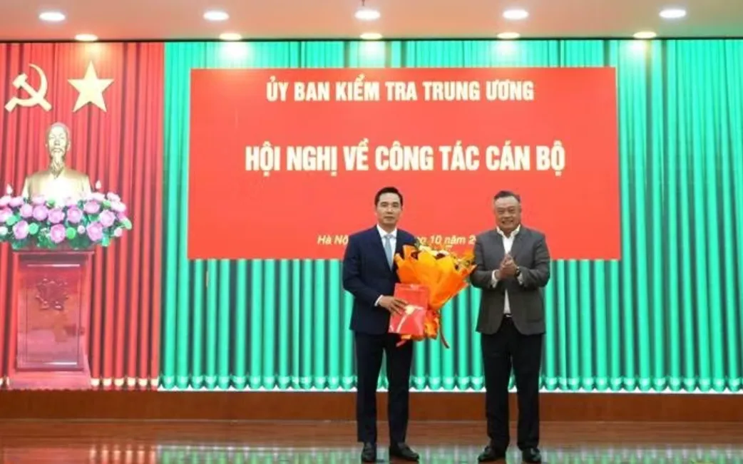 Ông Trần Sỹ Thanh, Ủy viên Bộ Chính trị, Bí thư Trung ương Đảng, Chủ nhiệm Ủy ban Kiểm tra Trung ương trao quyết định và tặng hoa chúc mừng ông Trần Văn Phúc. (Nguồn: Ủy ban Kiểm tra Trung ương)