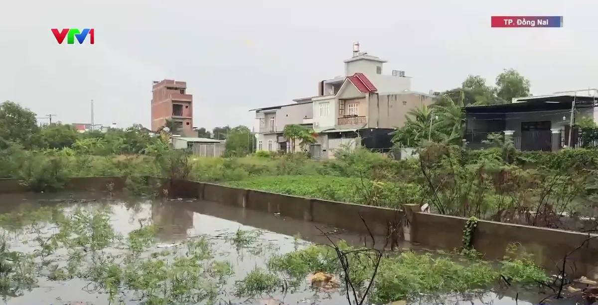 Ngập k&eacute;o d&agrave;i tr&ecirc;n đường Chu Văn An, người d&acirc;n m&ograve;n mỏi chờ giải ph&aacute;p - Ảnh 2.