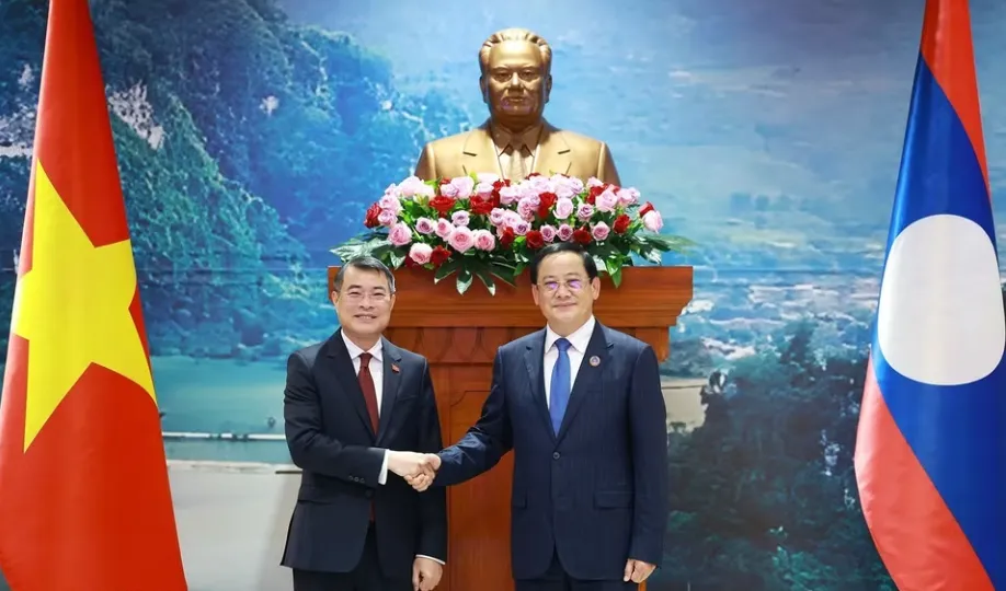 Thủ tướng Lê Minh Hưng hội kiến Chủ tịch Quốc hội Lào - Ảnh 1.