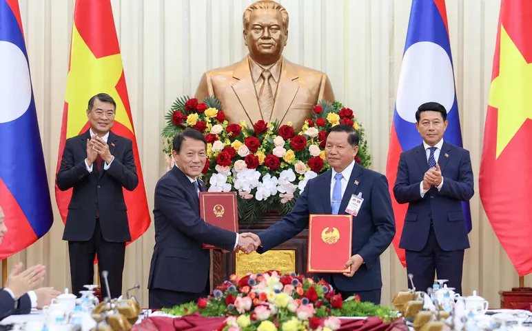 Việt Nam, Lào trao đổi 11 văn kiện hợp tác quan trọng - Ảnh 1.