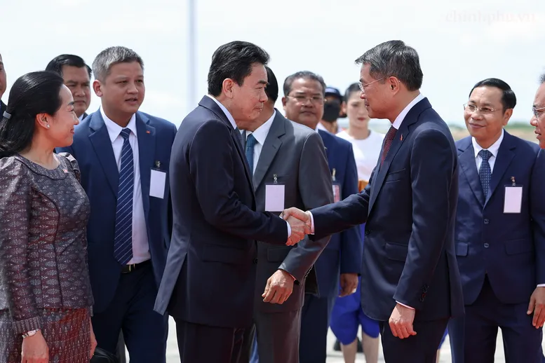 Thủ tướng Lê Minh Hưng tới Phnom Penh, bắt đầu chuyến thăm chính thức Campuchia - Ảnh 3.