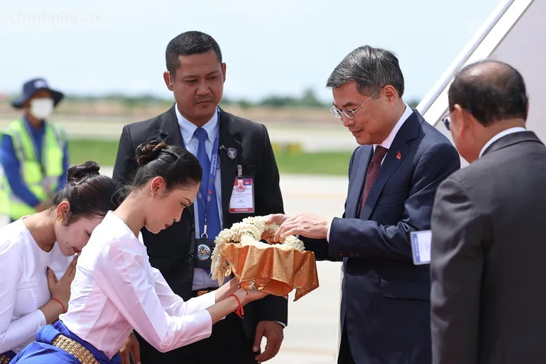 Thủ tướng Lê Minh Hưng tới Phnom Penh, bắt đầu chuyến thăm chính thức Campuchia - Ảnh 2.
