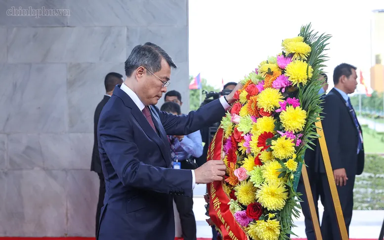 Thủ tướng Lê Minh Hưng đặt vòng hoa tại Đài Độc lập - Ảnh: chinhphu.vn/Nhật Bắc