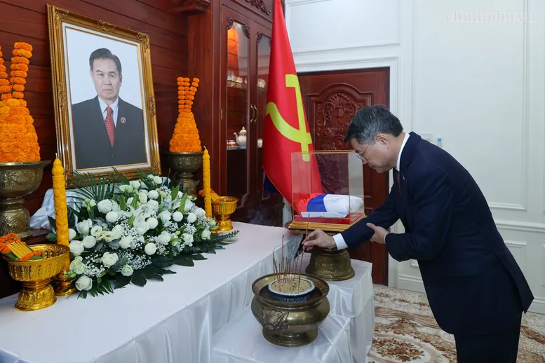 Thủ tướng Lê Minh Hưng thăm gia đình Cố Chủ tịch Quốc hội Lào Saysomphone Phomvihane - Ảnh 1.