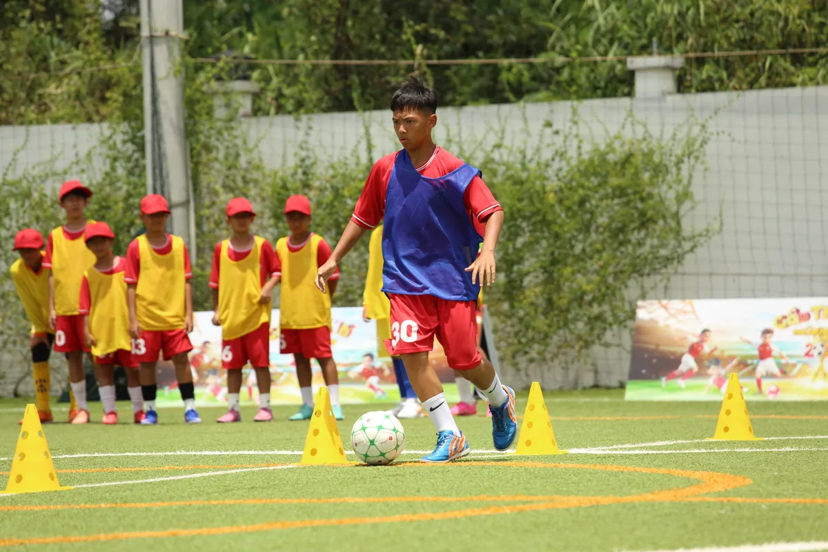 Cầu thủ nhí 2026: Top 32 đối diện vòng loại khắc nghiệt, một nửa thí sinh phải dừng bước - Ảnh 4.