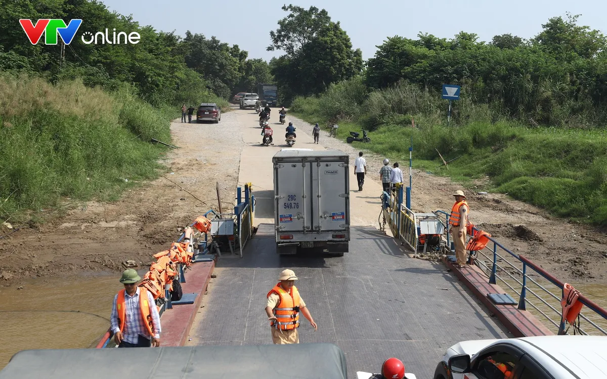 Hoạt động của bến phà được quản lý chặt chẽ, đảm bảo lưu thông an toàn và trật tự cho người và phương tiện.