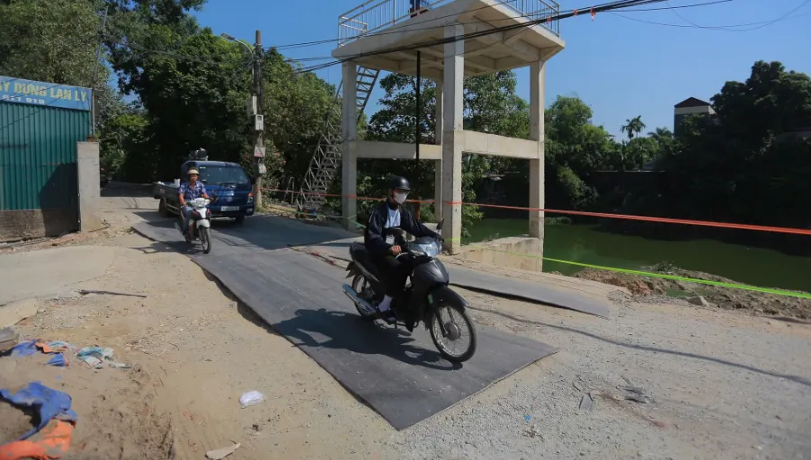 Đường ven sông Nhuệ sạt lở, tiềm ẩn nguy cơ mất an toàn - Ảnh 3.