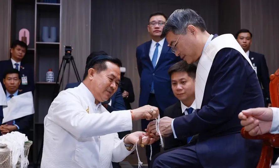 Thủ tướng Lê Minh Hưng dự lễ buộc chỉ cổ tay truyền thống của Lào - Ảnh 1.