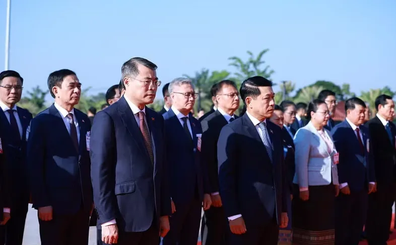 Thủ tướng Lê Minh Hưng và Thủ tướng Lào dâng hoa tưởng niệm các vị lãnh tụ hai nước - Ảnh 3.