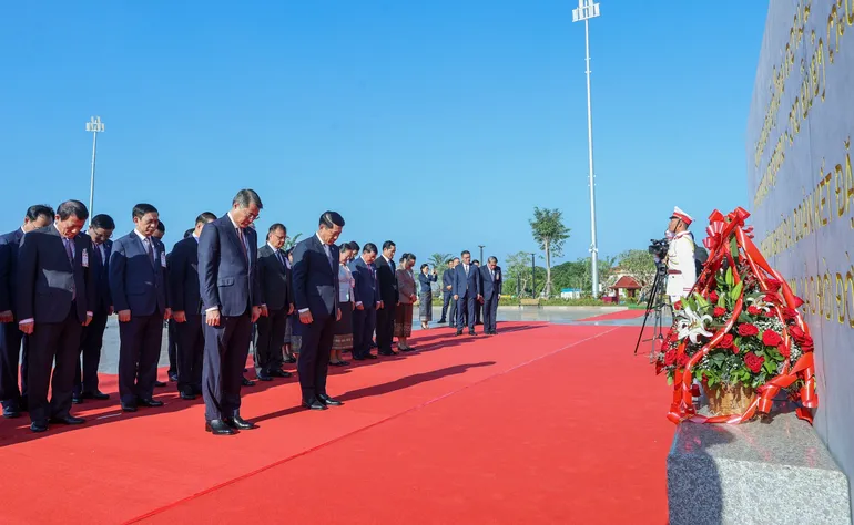 Thủ tướng Lê Minh Hưng và Thủ tướng Lào dâng hoa tưởng niệm các vị lãnh tụ hai nước - Ảnh 2.