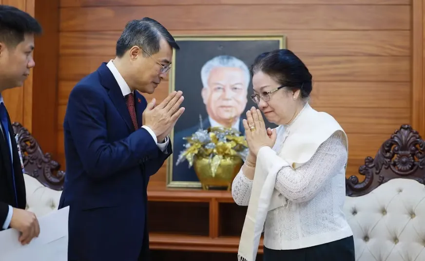 Thủ tướng Lê Minh Hưng và Thủ tướng Lào dâng hoa tưởng niệm các vị lãnh tụ hai nước - Ảnh 5.