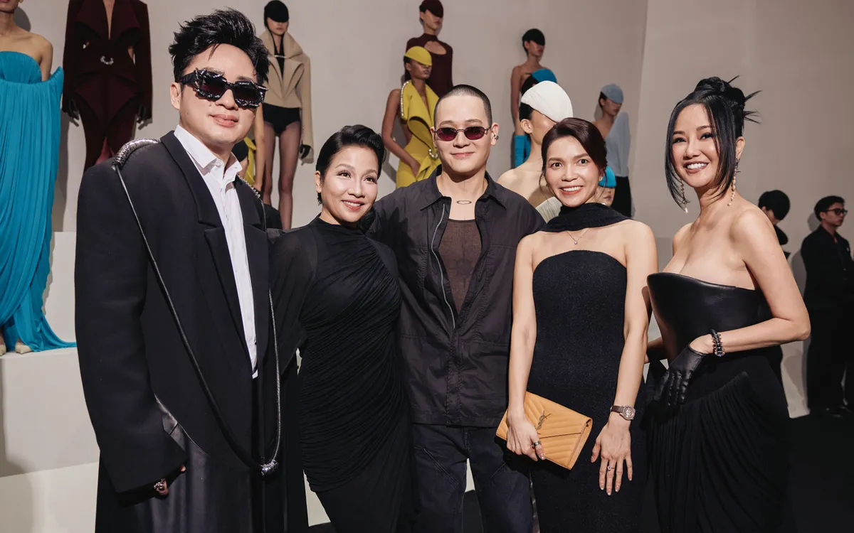 (Từ trái sang) Ca sĩ Tùng Dương, Mỹ Linh, NTK Cường Đàm, Hương Bùi và diva Hồng Nhung chụp ảnh lưu niệm tại sự kiện. (Ảnh: NVCC)