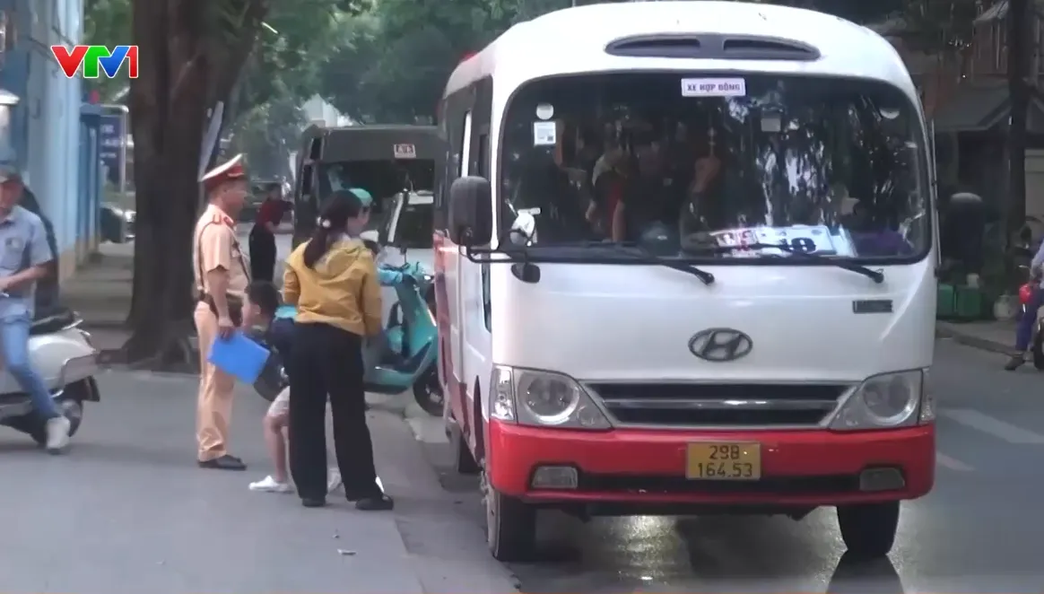 Hà Nội: Phát hiện xe đưa đón học sinh thiếu thiết bị chống bỏ quên học sinh trên xe - Ảnh 1.