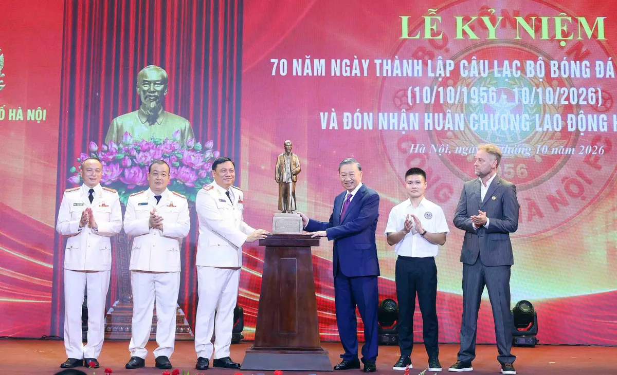 Tổng Bí thư, Chủ tịch nước Tô Lâm dự Lễ kỷ niệm 70 năm ngày thành lập CLB Bóng đá Công an Hà Nội- Ảnh 5.