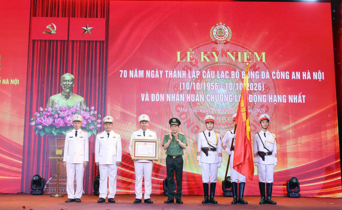 Tổng Bí thư, Chủ tịch nước Tô Lâm dự Lễ kỷ niệm 70 năm ngày thành lập CLB Bóng đá Công an Hà Nội- Ảnh 4.