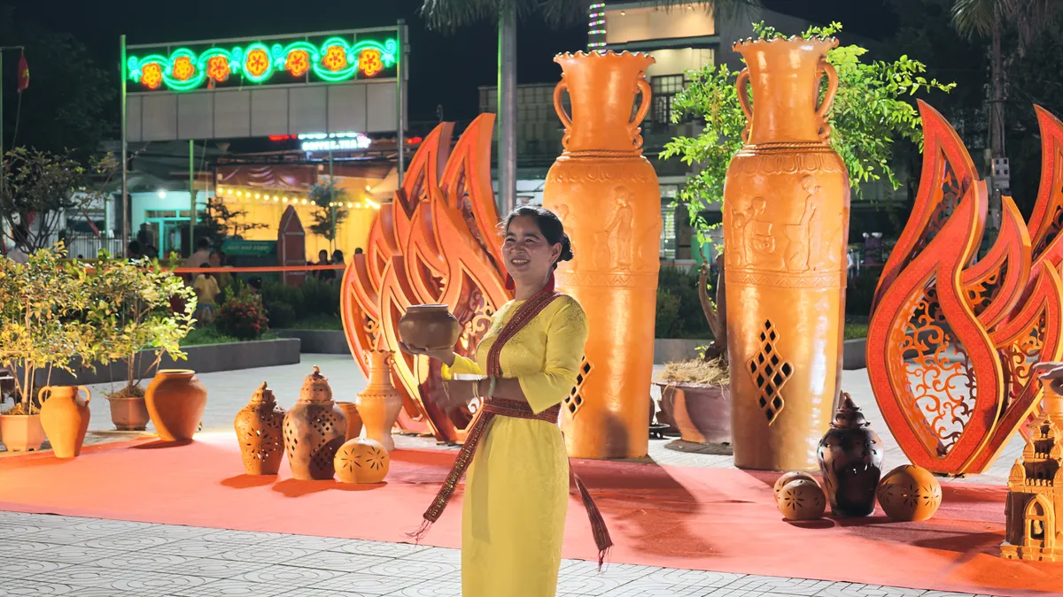 Khai mạc Lễ hội Gốm Chăm B&agrave;u Tr&uacute;c lần đầu ti&ecirc;n: Sức sống mới của di sản UNESCO  - Ảnh 11.