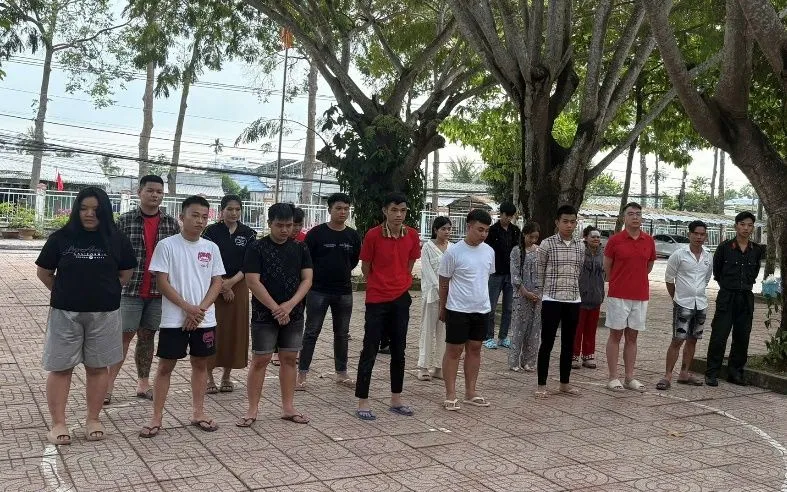 Các đối tượng có liên quan đến đường dây lừa đảo tại thời điểm bị phát hiện. Ảnh: Công an TP Cần Thơ