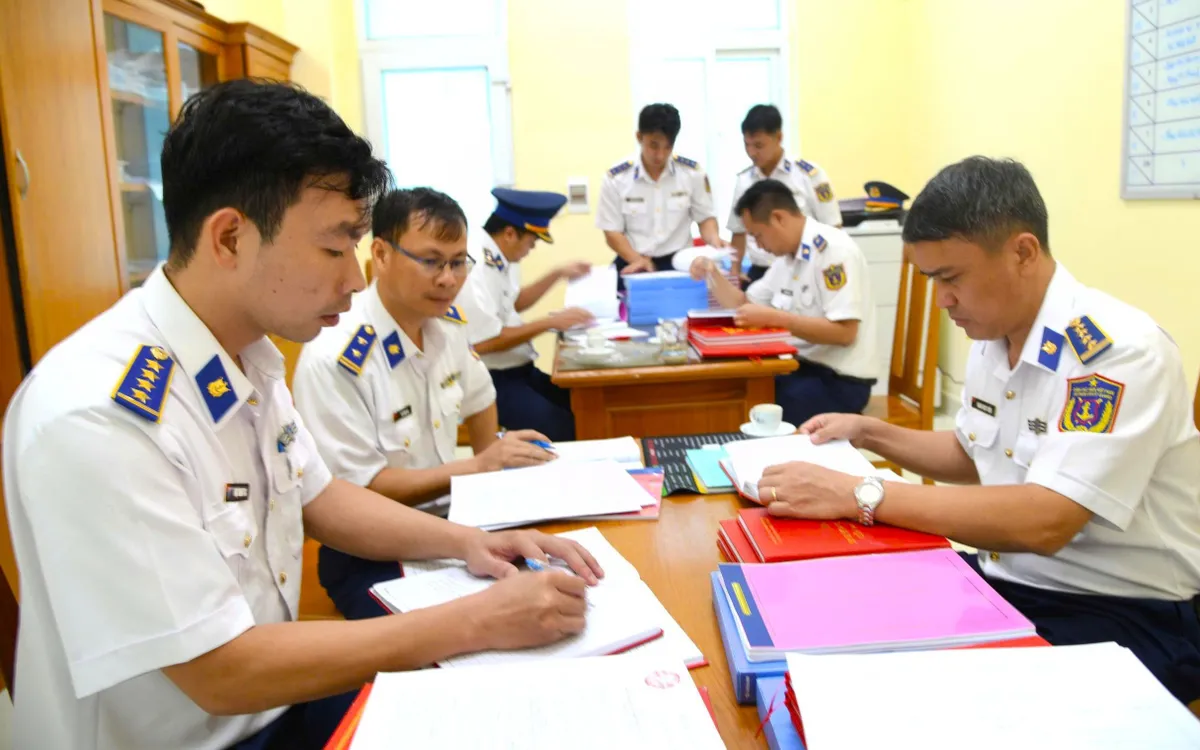 Đoàn công tác Bộ Tư lệnh Vùng Cảnh sát biển 3 kiểm tra hệ thống văn kiện, sổ sách tại đơn vị.