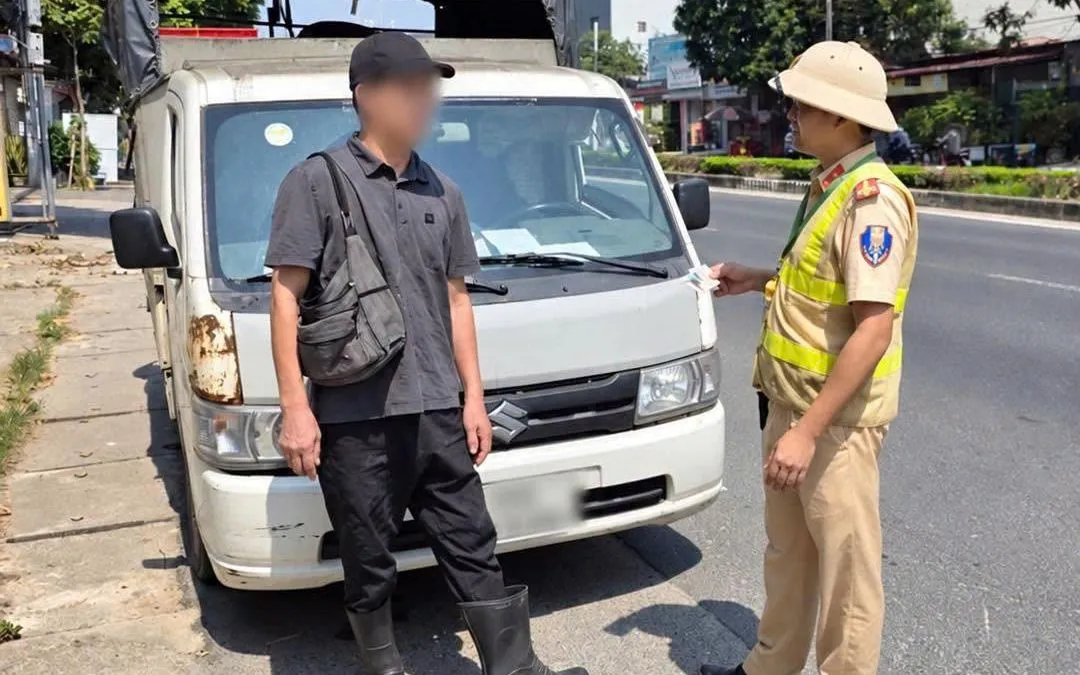 Lực lượng chức năng làm việc với tài xế. Ảnh: CAPT
