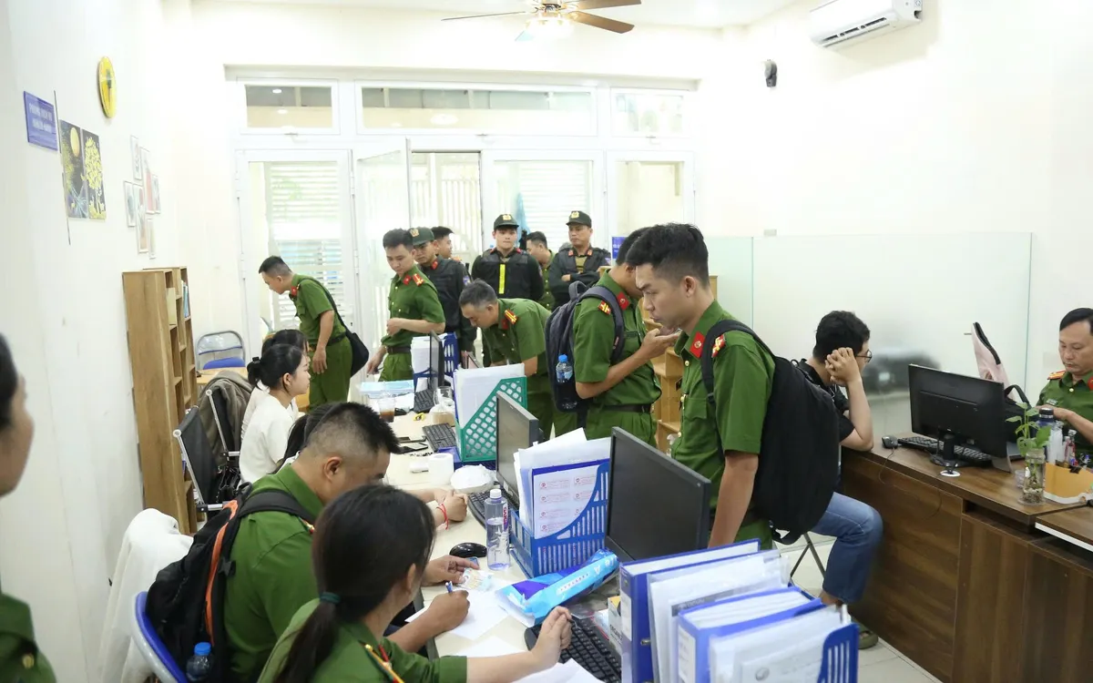 Công an TP Hồ Chí Minh ập vào khám xét 5 đơn vị hoạt động trong lĩnh vực môi trường, hôm 24/9. Ảnh: Công an TP Hồ Chí Minh.