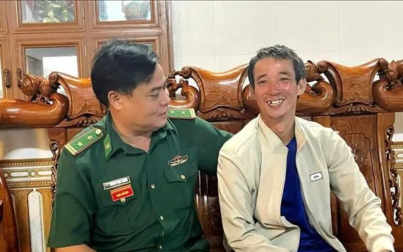 Đồn Biên phòng Cửa khẩu Cảng Gianh đến thăm hỏi, chúc mừng ngư dân Nguyễn Mạnh Cường may mắn vượt qua sóng gió, trở về bình an. Ảnh: TTXVN 

